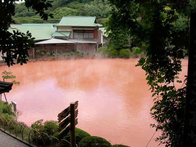 Chinoike jigoku hot spring, Beppu (© Wa-pedia.com)