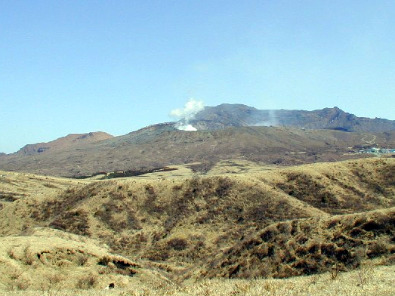 Mount Naka-dake in the Mount Aso caldera (photo by Ans - Creative Commons licence)
