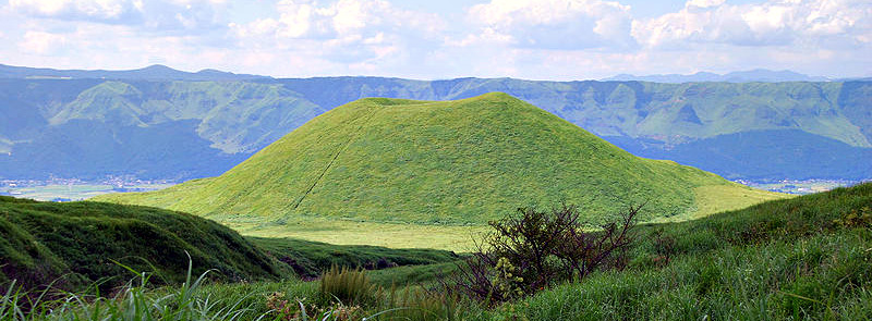 Mount Kometsuka, Aso area (photo by Miya.m - Creative Commons licence) Mount Kometsuka, Aso area (photo by Miya.m - Creative Commons licence)
