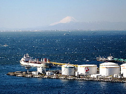 Port of Chiba & Mount Fuji (photo by Otota DANA - Creative Commons Licence)