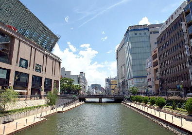 Canal in central Hakata (photo by Pontafon - Creative Commons licence)