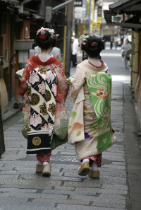 Apprentice geishas in Gion, Kyōto