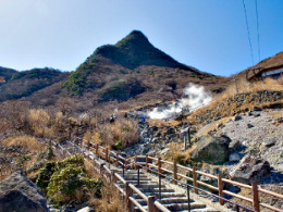 Mount Kanmurigatake as seen from Owakudani, Hakone (photo by Σ64)