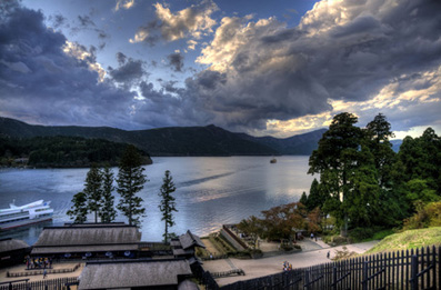 Torii in a water and Lake Ashinoko, Hakone (� Pavel Bernshtam - Fotolia.com)