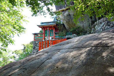 Gotobiki-iwa Rock & Kamikura-jinja Shrine (photo by 663highland- Creative Commons licence)