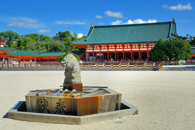 Giant torii gate, Heian-jingū Shrine, Kyoto (photo by Mochi)