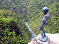 Pissing boy statue, Iya Valley