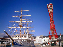 Kōbe port tower and Nihonmaru replica (photo by Tomomarusan)