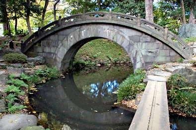 Lunar bridge, Koishikawa Kōraken, Tokyo (photo by kanegen - Creative Commons Licence)