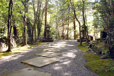 Path to Kōzan-ji Temple, Kyoto (photo by PlusMinus)