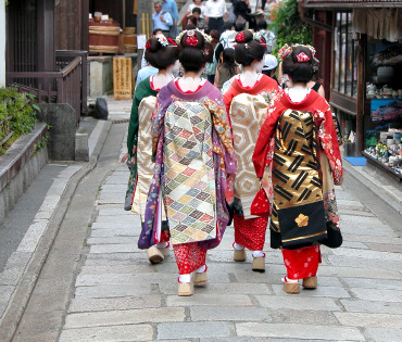 Geishas in the streets of Gion, Kyoto