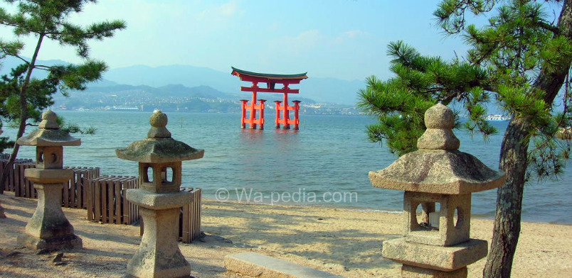 Floating torii, Itsukushima-jinja Shrine, Miyajima