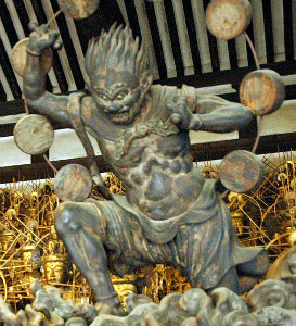 Statue of Raijin, Sanjūsangen-dō Hall, Kyoto (photo by Bamse)