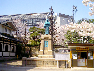 Statue of Ōishi Kuranosuke & cherry blossoms, Sengaku-ji Temple, Takanawa