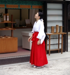 Shintō maid, Shimogamo Shrine, Kyoto