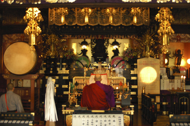 Buddhist priest at the Fukagawa Fudoson Temple (© Wa-pedia.com)