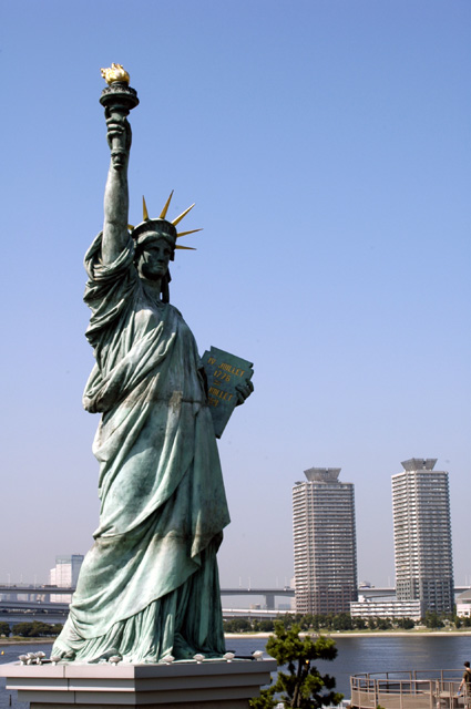 Statue of Liberty replica and Rainbow Bridge viewed from Odaiba