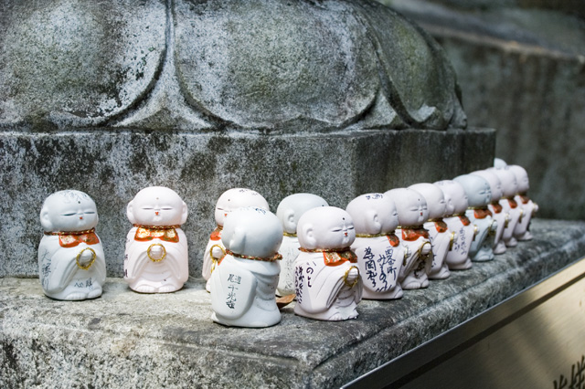 Buddhist statuettes, Senkō-ji Temple, Onomichi (© Wa-pedia.com)